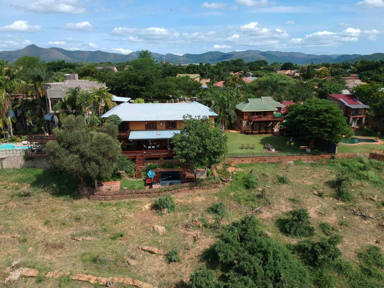 Hennie'S Rest Hotel Malalane Exterior photo